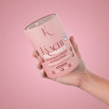 Tube Kyachi tenu en main devant un mur blush, rendu 3D