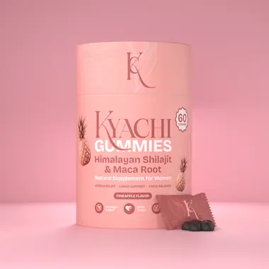 Tube Kyachi en contre-plongée sur fond blush, rendu 3D