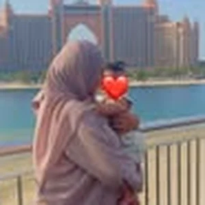 Maroua E., fondatrice de Kyachi, photographiée sur la Palm à Dubaï