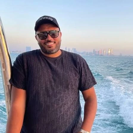 Abdellah Zejli, fondateur de Nuarai, sur un bateau avec la skyline de Dubaï derrière lui