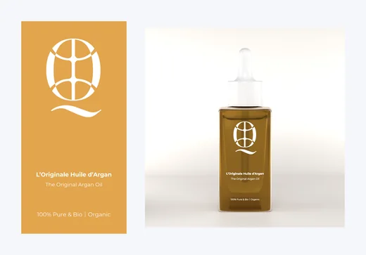 Panneau avant de l'étui d'huile d'argan Quedebio à côté du flacon ambré fini