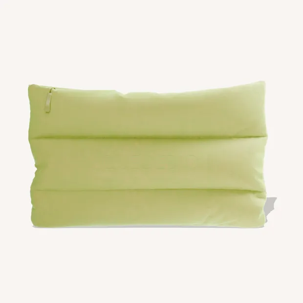 La pochette en toile Quedebio vert sauge avec le logotype gaufré