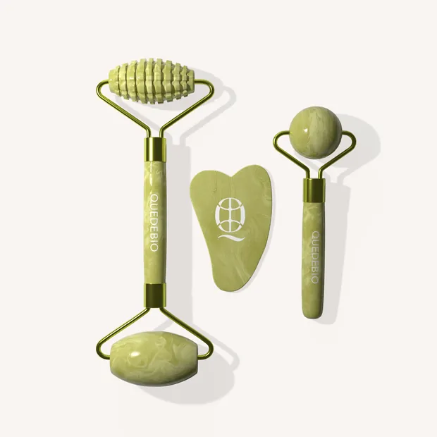 Le rouleau de jade, le gua sha et la fourche de massage Quedebio à finitions dorées