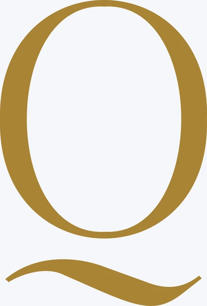 La lettre Q du logotype Quedebio, doré sur blanc