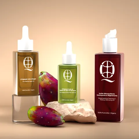 Les trois huiles Quedebio sur un fond ocre chaud avec des figues de Barbarie