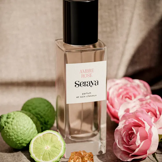 Flacon Seraya Ambre Rose sur du lin avec bergamote, roses et résine d'ambre, prise de vue d'ambiance