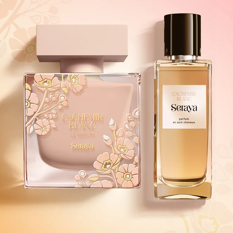 Vignette de la collection combo Seraya, le flacon corporel Cachemir Blanc associé à son parfum cheveux sur fond floral blush