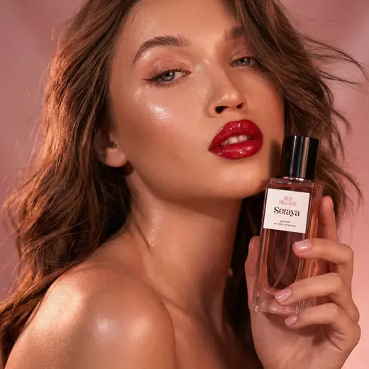 Portrait de campagne Seraya Red Sillage sur fond blush
